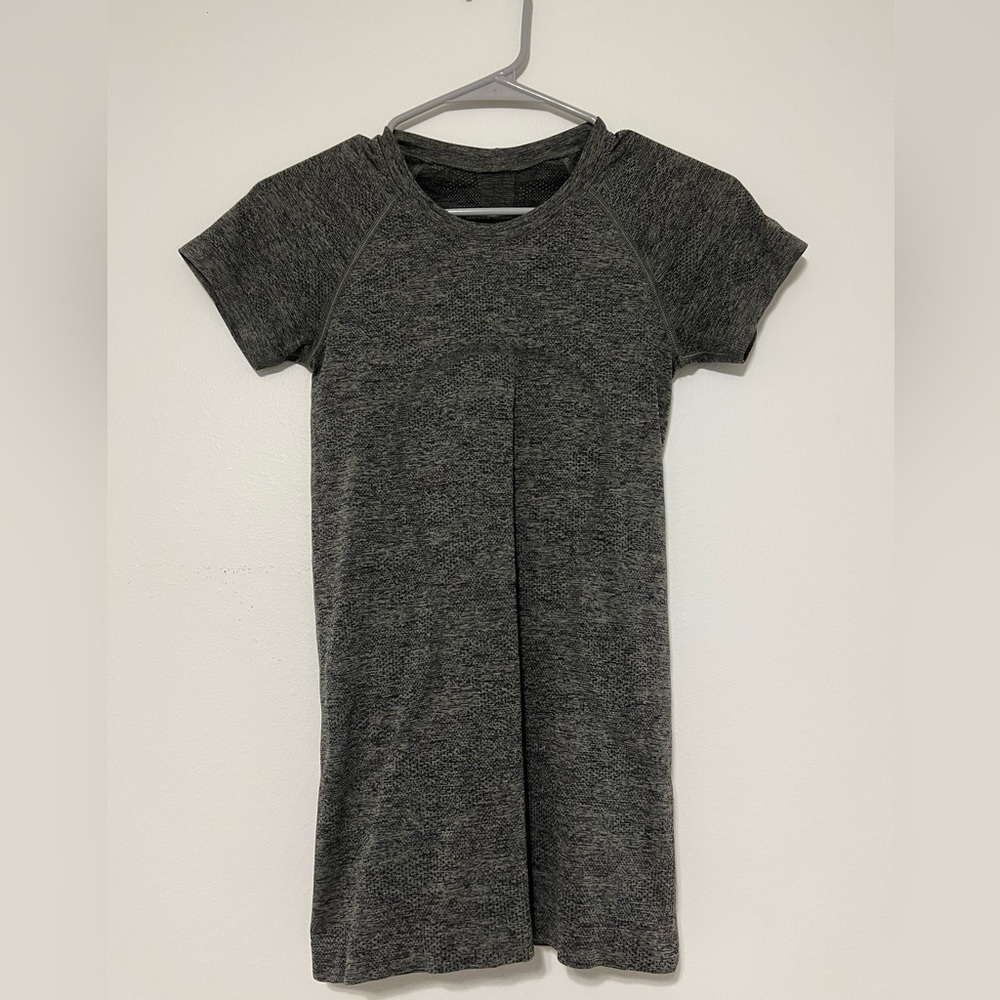 Discontinued swiftly tech color! Great condition barely worn! Lululemon size 2